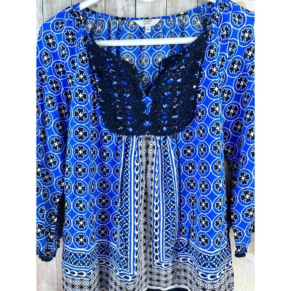 Crown & Ivy Womens‎ Tops Sz XS Navy Blue Floral Lace Trim Split Neck 3/4 Sleeves - Picture 3 of 7